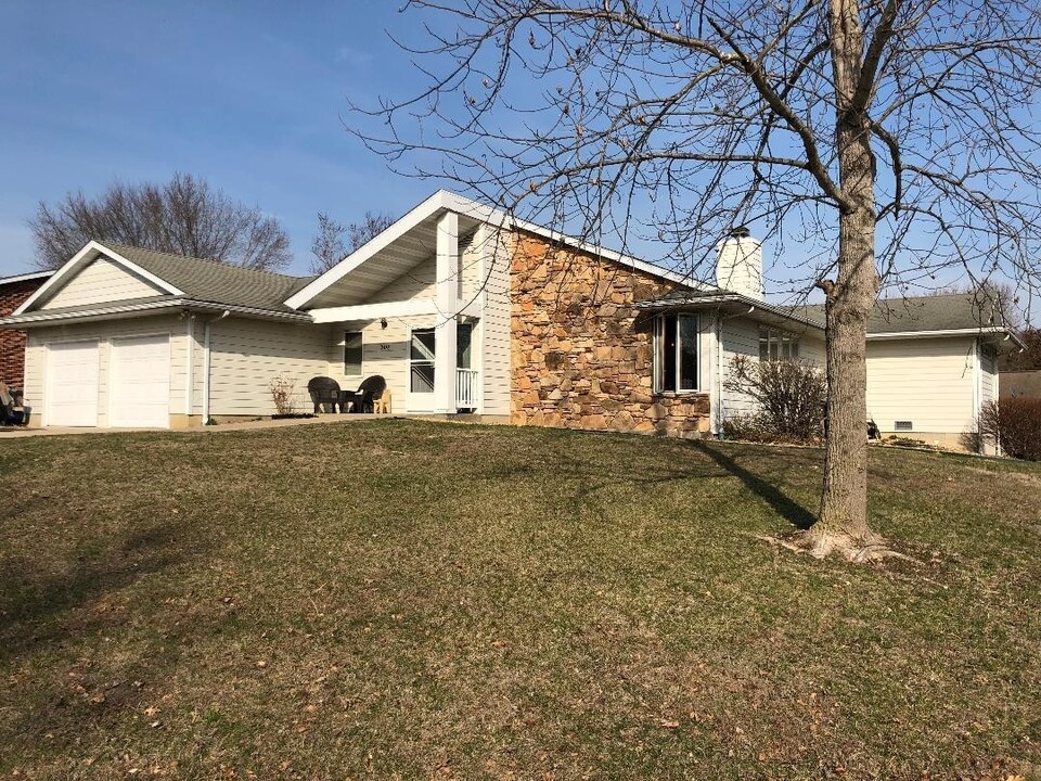 300 Dover Dr in Rolla, MO - Building Photo