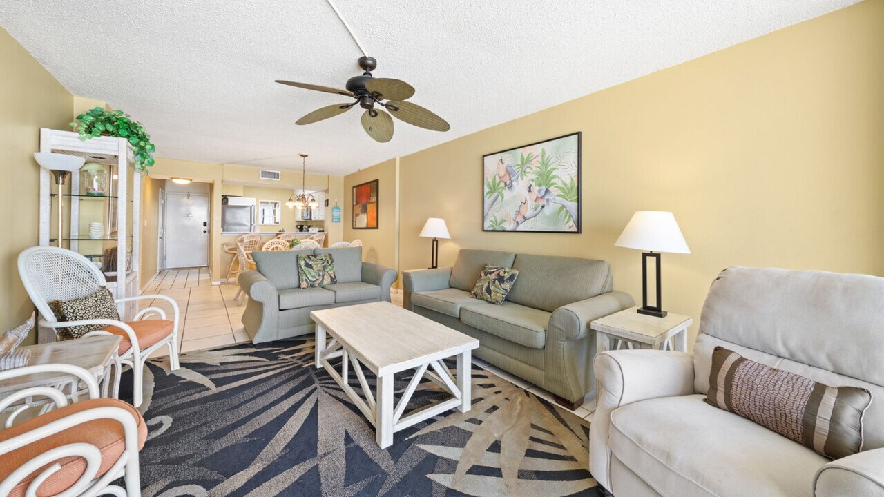 7205 Thomas Dr in Panama City Beach, FL - Building Photo