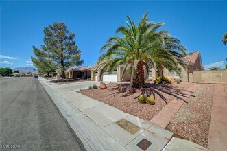 8208 W Ashkum Ave in Las Vegas, NV - Building Photo - Building Photo