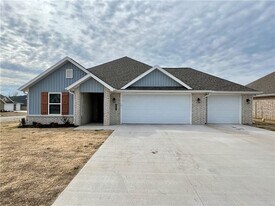 682 Kayla Maria St in Prairie Grove, AR - Building Photo