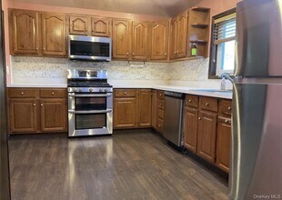 49 Forest Ave in Valley Stream, NY - Building Photo - Building Photo