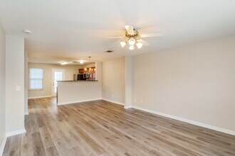 8028 Logan Dr in La Vergne, TN - Foto de edificio - Building Photo