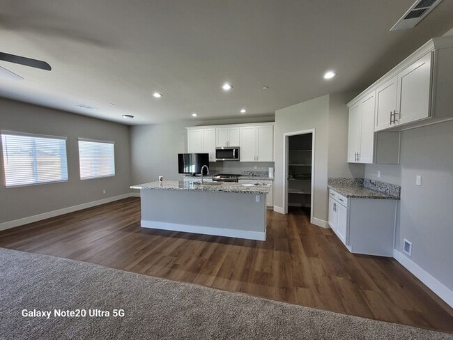 5118 Hawkwatch Ln in Bakersfield, CA - Building Photo - Building Photo