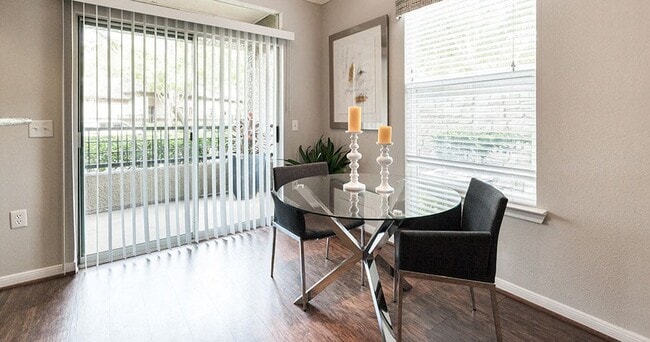 Old Farm Apartment Homes in Houston, TX - Foto de edificio - Building Photo