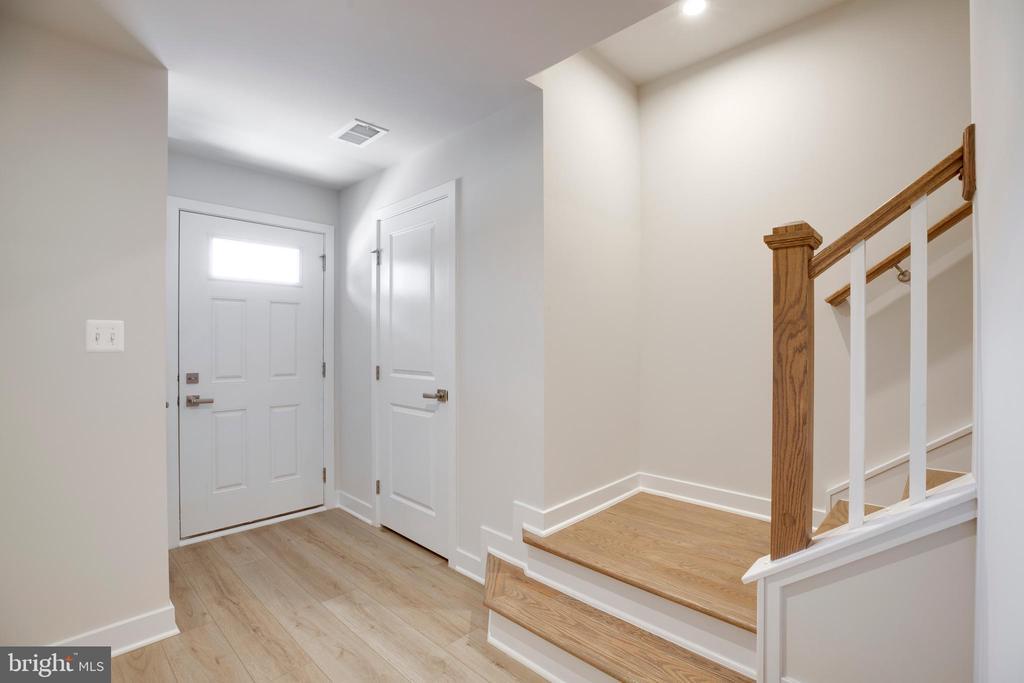 4504 Dandelion Lp in Chantilly, VA - Building Photo