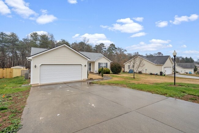 414 Sea Breeze Way in Lyman, SC - Building Photo - Building Photo