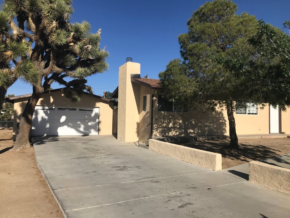 7423 Dumosa Ave in Yucca Valley, CA - Building Photo