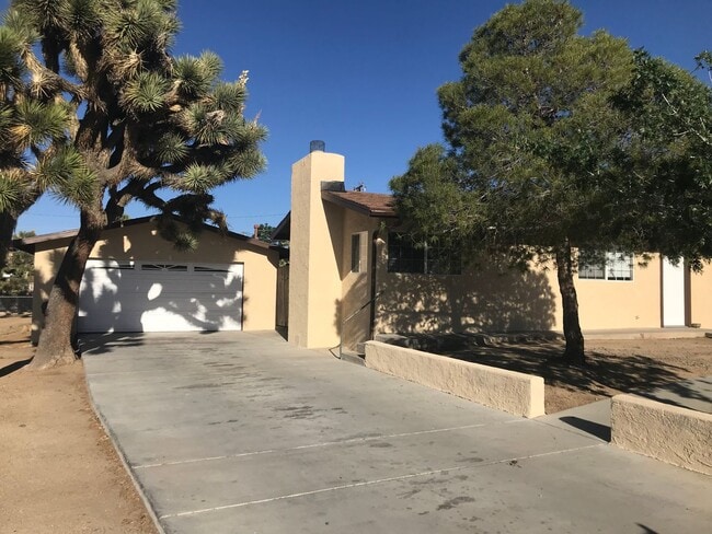 7423 Dumosa Ave