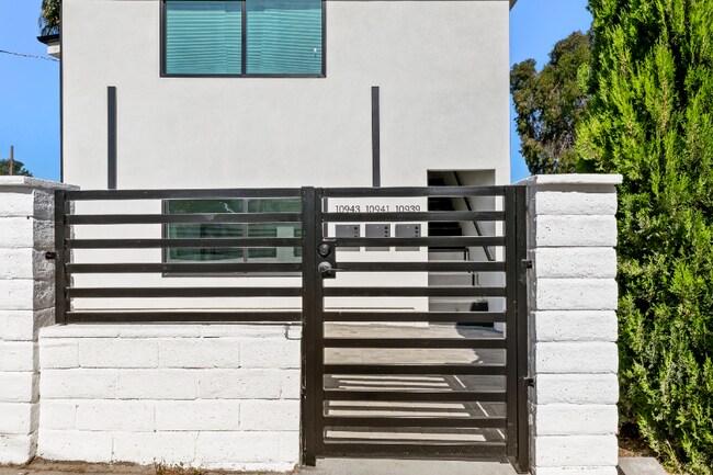 10943 Christine Way in Los Angeles, CA - Building Photo - Building Photo