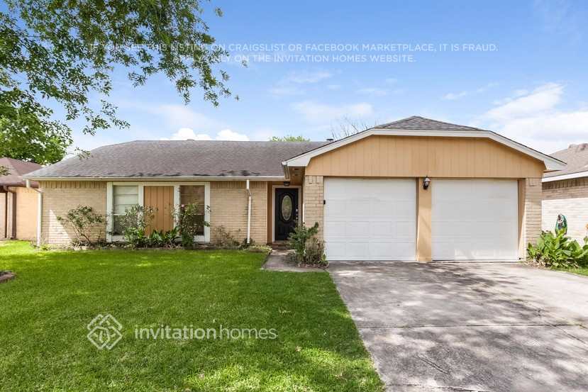 2158 Pilgrims Point Dr in Friendswood, TX - Building Photo