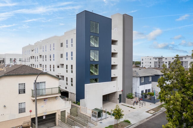 Brynhurst Apartments in Los Angeles, CA - Foto de edificio - Building Photo