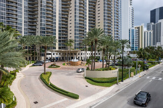 The Pinnacle in Sunny Isles Beach, FL - Building Photo - Building Photo