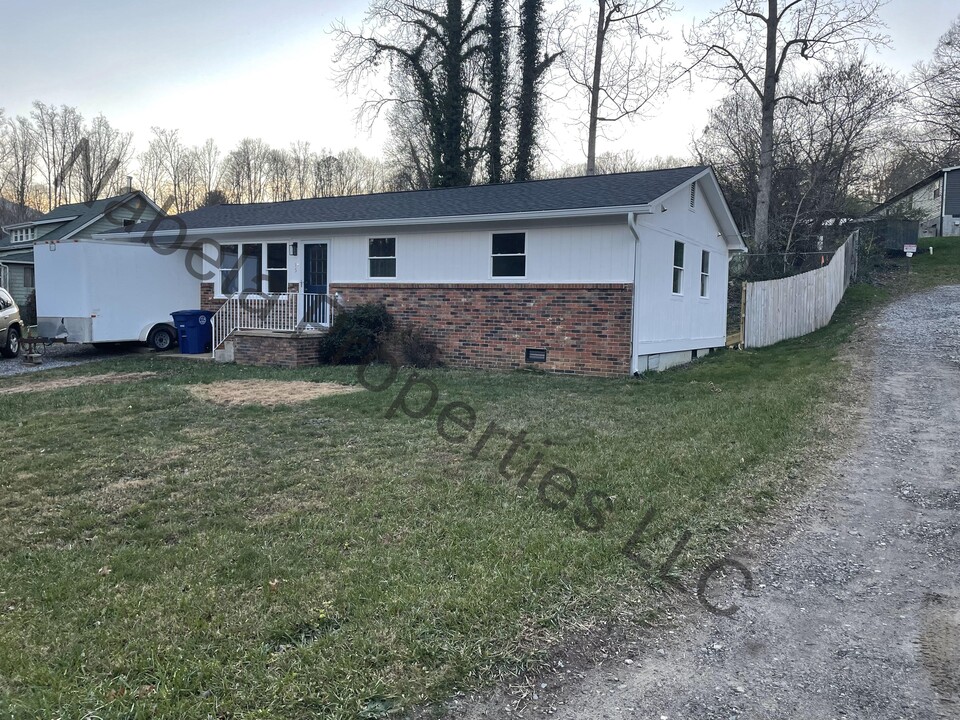 15 Byrd Rd in Black Mountain, NC - Building Photo