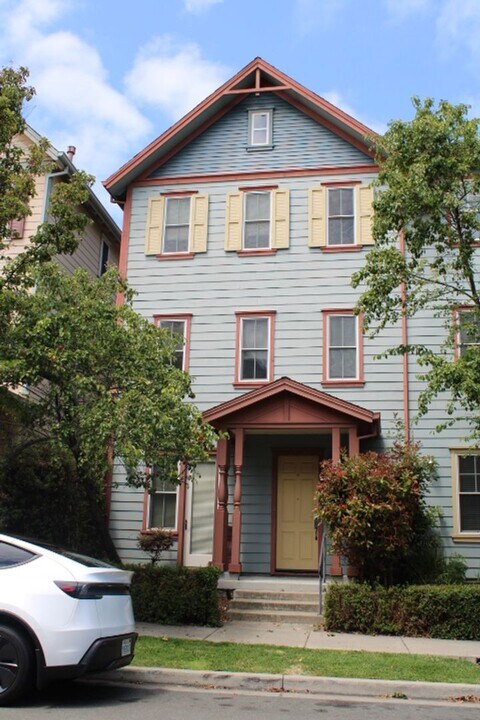 2027 Tsushima St in Hercules, CA - Building Photo