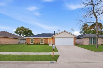 7310 Sonnet Glen Ln in Houston, TX - Foto de edificio - Building Photo
