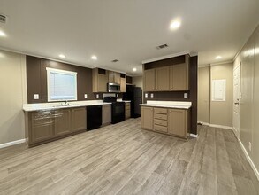 118 E Semands St in Conroe, TX - Foto de edificio - Building Photo