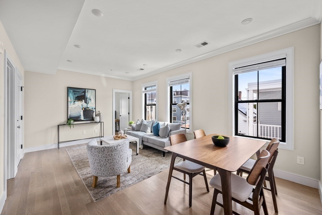 303 Maverick St, Unit 4 in Boston, MA - Building Photo