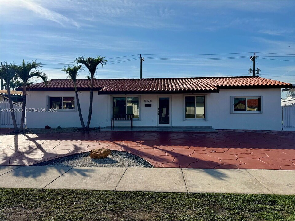 12813 SW 20th St in Miami, FL - Building Photo