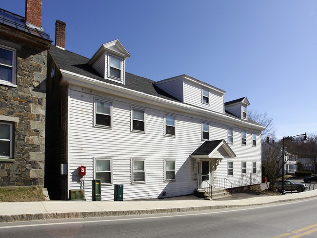 3 Exeter Rd in Newmarket, NH - Foto de edificio - Building Photo