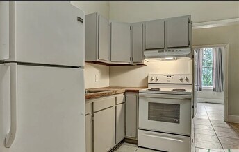 520 E Waldburg St, Unit A in Savannah, GA - Building Photo - Building Photo