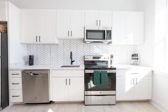 The Courtland at 421 Saint Paul Place in Baltimore, MD - Foto de edificio - Building Photo
