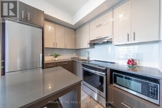 180 Fairview Mall Dr in Toronto, ON - Building Photo - Building Photo