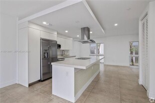 434 SW 10th St, Unit a in Miami, FL - Building Photo