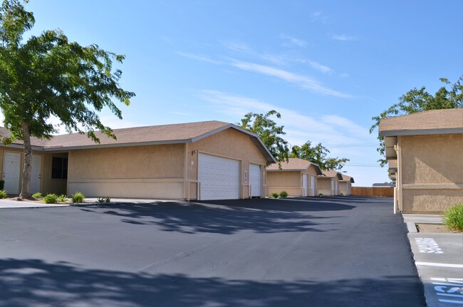 Desert Palms in Hesperia, CA - Foto de edificio - Building Photo