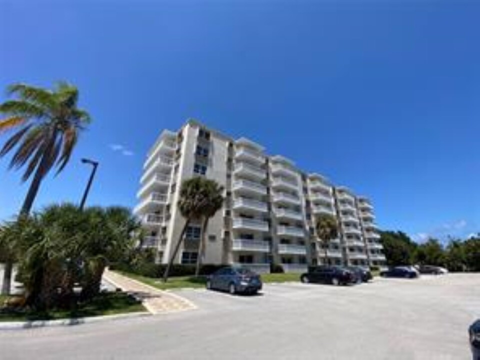 1831 NE 38th St, Unit 701 in Fort Lauderdale, FL - Building Photo