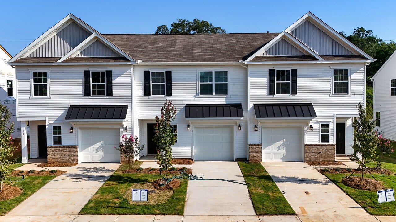 18 Twiggs Ln in Taylors, SC - Building Photo