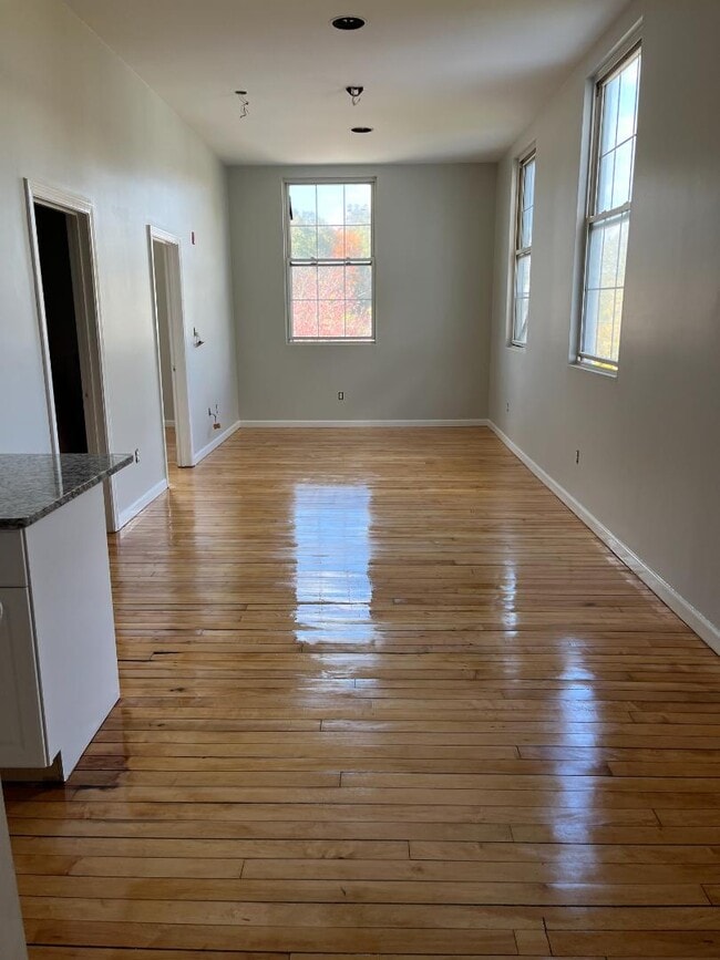 16 Oak St in Derry, NH - Building Photo - Building Photo