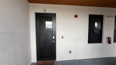 7915 NW 104th Ave in Doral, FL - Building Photo - Building Photo