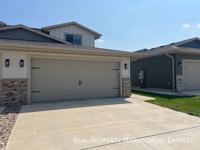 Beautiful 3 Bedroom 1.5 Bathroom Townhome! in Sioux Falls, SD - Building Photo - Building Photo
