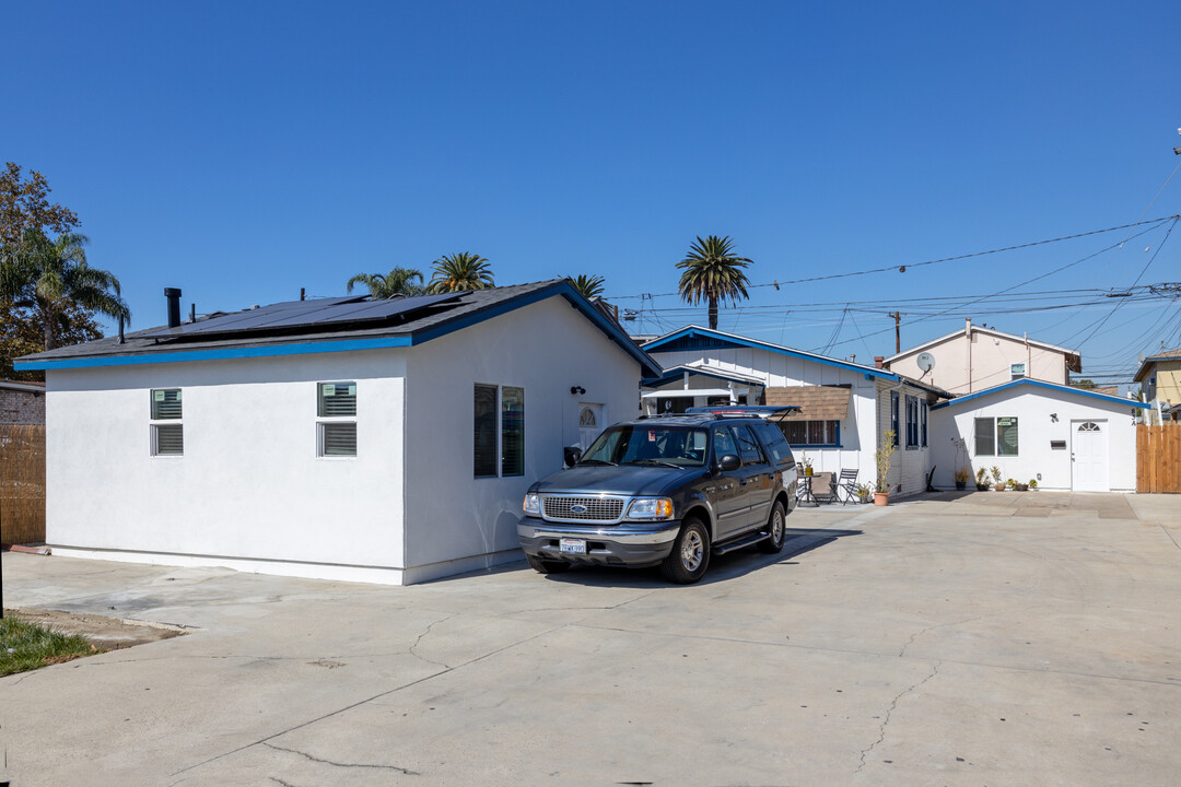 81 E Market St in Long Beach, CA - Foto de edificio