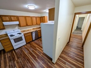 9841 N Lombard St in Portland, OR - Building Photo - Building Photo