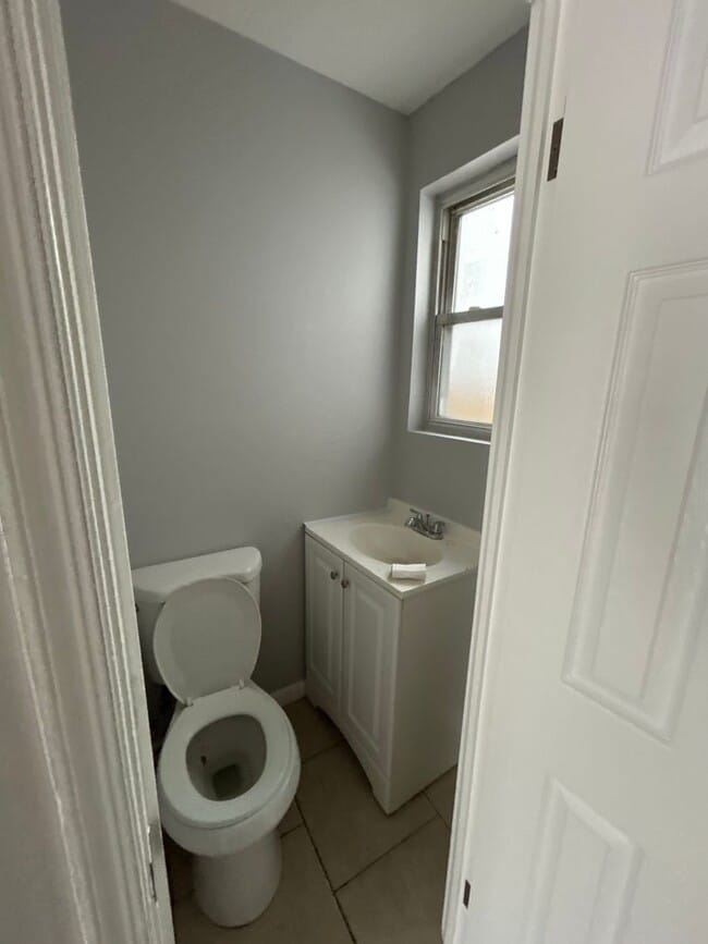 24 E Abbottsford Ave in Philadelphia, PA - Building Photo - Building Photo