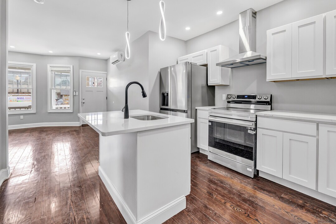 877 Madison Ave in Bridgeport, CT - Building Photo