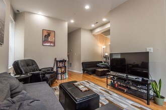 1905 W Huron St-Unit -Apt 1 in Chicago, IL - Building Photo - Building Photo