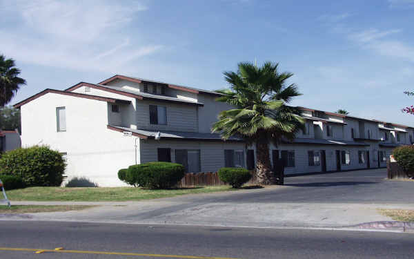 Mizner Town Home Apartments in Escondido, CA - Building Photo - Building Photo