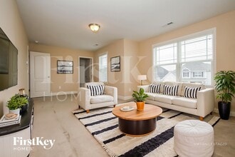 732 Breeders Cup Dr in Whitsett, NC - Foto de edificio - Building Photo