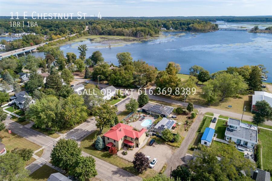 11 E Chestnut St in Douglas, MI - Building Photo