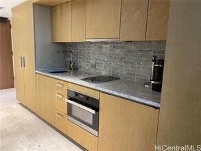 383 Kalaimoku St in Honolulu, HI - Building Photo - Building Photo