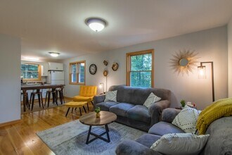 670 Wayeeses Shore Rd Morgan in Morgan, VT - Foto de edificio - Building Photo