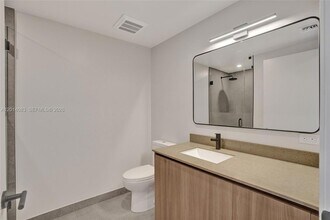 121 NE 5th St, Unit 401B in Miami, FL - Building Photo - Building Photo
