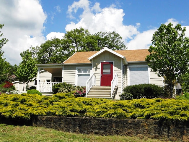 property at 140 SE Oak St