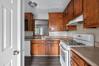 5957 Friar Ct in Atlanta, GA - Foto de edificio - Building Photo