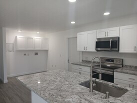 309 Shore Rd, Unit C in Nokomis, FL - Building Photo