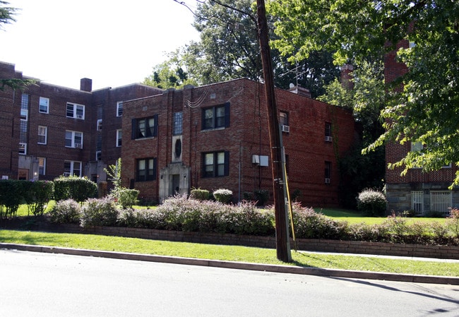1376 Fort Stevens Dr NW in Washington, DC - Building Photo - Building Photo