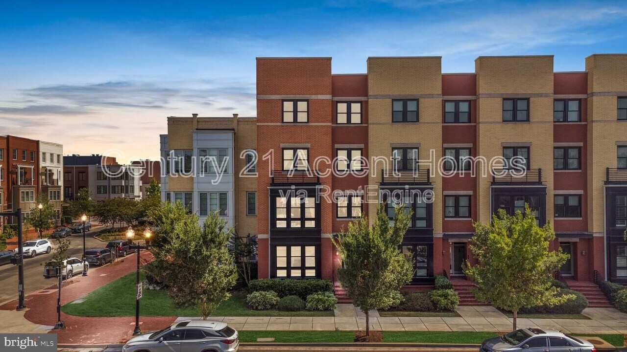 1935 Richmond Hwy in Alexandria, VA - Building Photo
