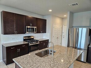 110 Lavender Ln in Elgin, TX - Foto de edificio - Building Photo